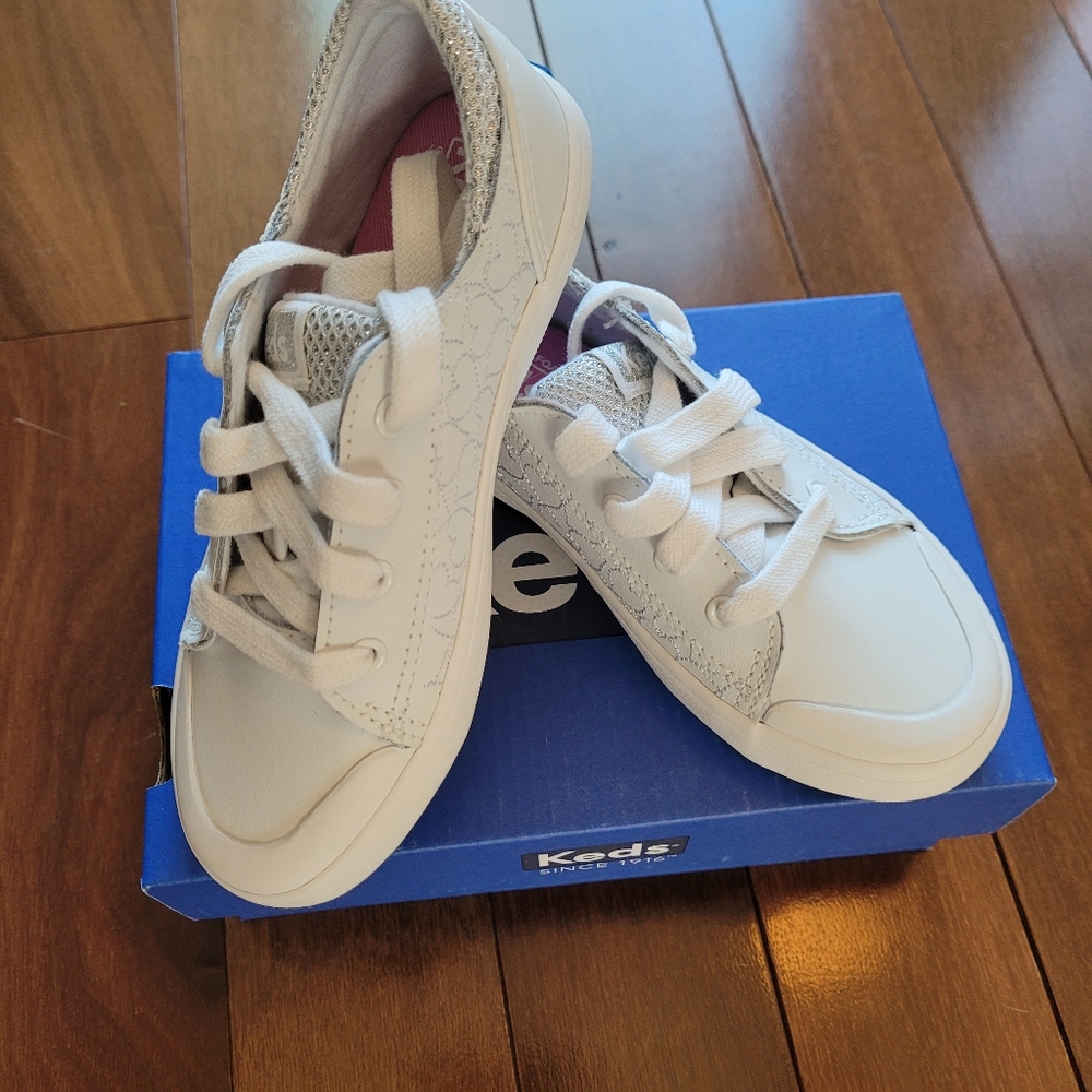 NIB Girl 9.5 Keds Courtney Hearts Lace Up
